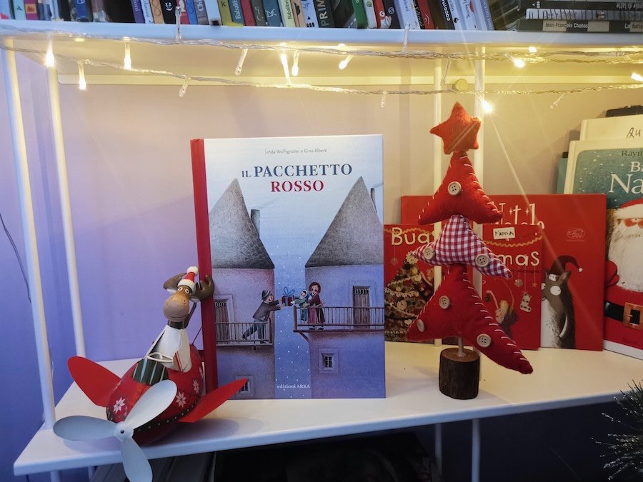 Un libro per riscoprire il senso del Natale: il pacchetto rosso